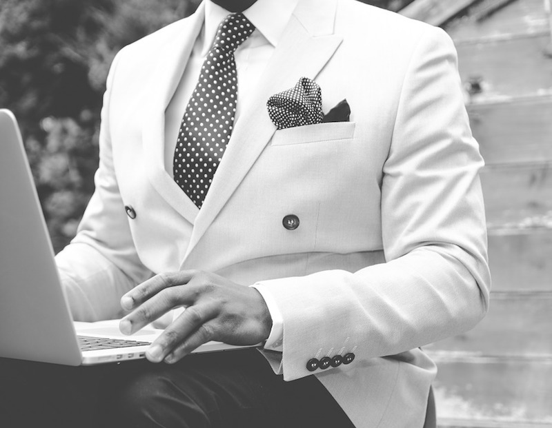 COMMENT LA TENDANCE DES COSTUMES POUR HOMMES ÉVOLUE DANS LE MONDE DE LA MODE