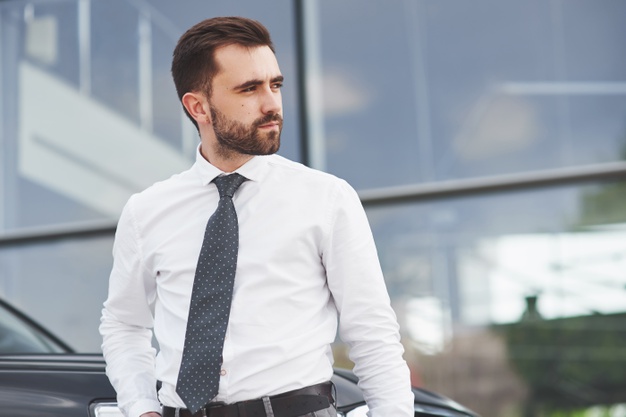Trois superbes looks habillés pour les hommes